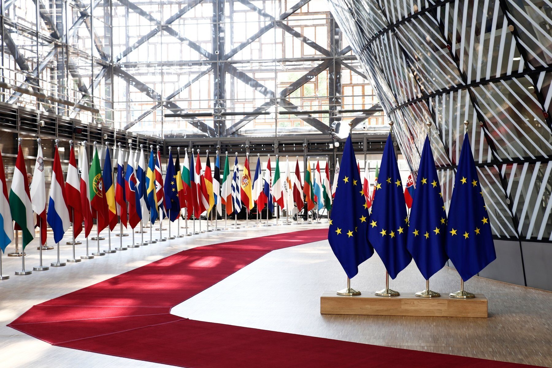 Rij vlaggen EU-lidstaten en Europese vlaggen